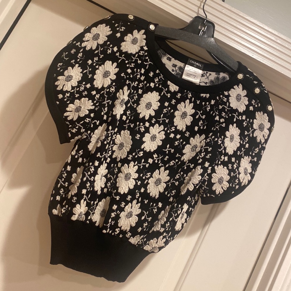 Chanel floral cc rogo button top